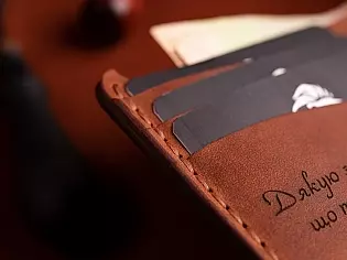 Виготовлений вручну шкіряний кишеньковий гаманець на кнопці вміщає 6 відділів для карток