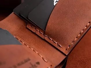 Виготовлений вручну шкіряний кишеньковий гаманець на кнопці вміщає 6 відділів для карток