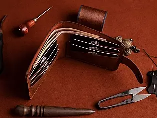 Виготовлений вручну шкіряний кишеньковий гаманець на кнопці вміщає 6 відділів для карток