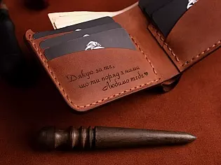 Виготовлений вручну шкіряний кишеньковий гаманець на кнопці вміщає 6 відділів для карток