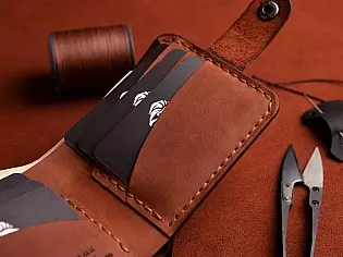 Виготовлений вручну шкіряний кишеньковий гаманець на кнопці вміщає 6 відділів для карток