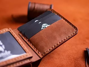 Чоловічий шкіряний гаманець 2 прозорих відділи для ID карт та 6 відділів для карток