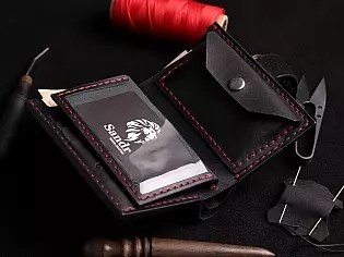 Виготовлений вручну шкіряний гаманець на кнопці з прозорим відділом для документів, карток та монет