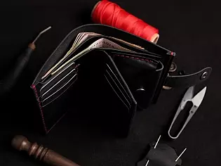 Виготовлений вручну шкіряний гаманець на кнопці з прозорим відділом для документів, карток та монет