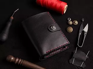 Виготовлений вручну шкіряний гаманець на кнопці з прозорим відділом для документів, карток та монет