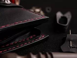 Виготовлений вручну шкіряний гаманець на кнопці з прозорим відділом для документів, карток та монет