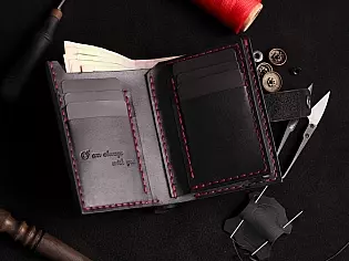 Виготовлений вручну шкіряний гаманець на кнопці з прозорим відділом для документів, карток та монет