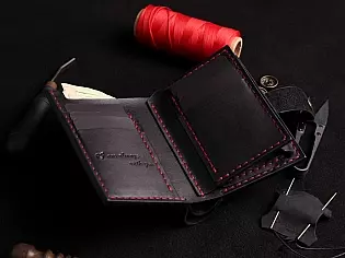 Виготовлений вручну шкіряний гаманець на кнопці з прозорим відділом для документів, карток та монет