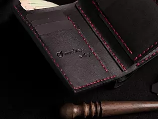 Виготовлений вручну шкіряний гаманець на кнопці з прозорим відділом для документів, карток та монет