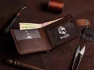 Гаманець з прозорим відділом для ID документу, три карти та зовнішня кишеня для монет 