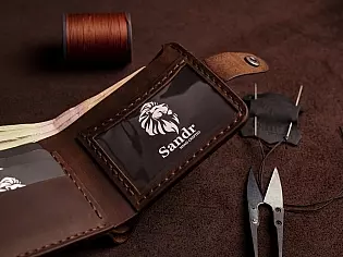 Гаманець з прозорим відділом для ID документу, три карти та зовнішня кишеня для монет 