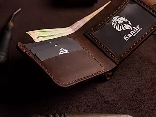 Гаманець з прозорим відділом для ID документу, три карти та зовнішня кишеня для монет 