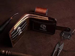 Гаманець з прозорим відділом для ID документу, три карти та зовнішня кишеня для монет 