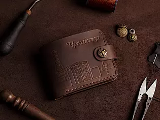 Шкіряний гаманець з відділенням для ID-картки та зовнішньою монетницею