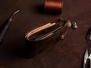 Гаманець з прозорим відділом для ID документу, три карти та зовнішня кишеня для монет 