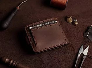 Гаманець з прозорим відділом для ID документу, три карти та зовнішня кишеня для монет 