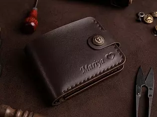 Компактний шкіряний чоловічий гаманець пошитий вручну поміщає 6 відділів для карток та 2 таємних