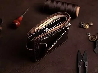 Компактний шкіряний чоловічий гаманець пошитий вручну поміщає 6 відділів для карток та 2 таємних