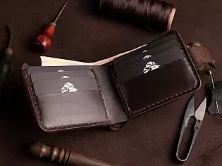 Компактний шкіряний чоловічий гаманець пошитий вручну поміщає 6 відділів для карток та 2 таємних