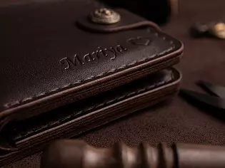 Компактний шкіряний чоловічий гаманець пошитий вручну поміщає 6 відділів для карток та 2 таємних