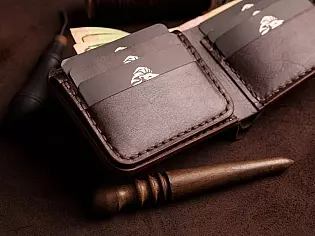 Шкіряний гаманець 6 відділів для карток, 2 прозорих та зовнішня кишеня для монет на замочку