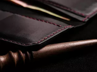 Шкіряне портмоне з 2 відділеннями для купюр і 12 слотами для карток Шкіряне портмоне з 2 відділеннями для купюр і 12 слотами для карток