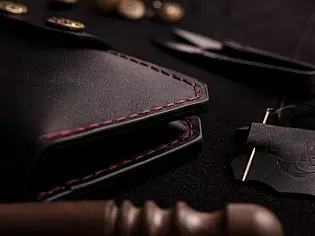 Шкіряне портмоне вміщає два відділи для купюр та дванадцять відділів для карток