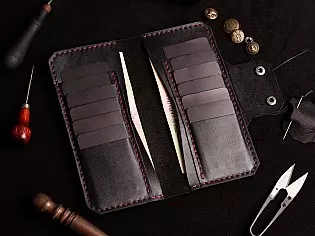 Шкіряне портмоне вміщає два відділи для купюр та дванадцять відділів для карток