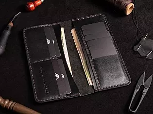 Шкіряний гаманець на рівну купюру вміщає 2 відділи для купюр та 10 для карток