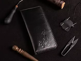 Шкіряний гаманець на рівну купюру вміщає 2 відділи для купюр та 10 для карток