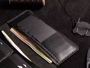 Шкіряний гаманець на рівну купюру вміщає 2 відділи для купюр та 10 для карток