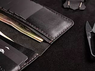 Шкіряний гаманець на рівну купюру вміщає 2 відділи для купюр та 10 для карток