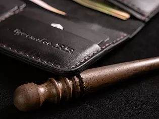 Шкіряний гаманець на рівну купюру вміщає 2 відділи для купюр та 10 для карток