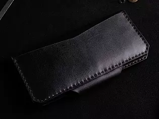 Шкіряне портмоне вміщає два відділи для купюр, 6 відділів для карток та кишеньку для монет на замочку