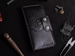 Шкіряне портмоне вміщає два відділи для купюр, 6 відділів для карток та кишеньку для монет на замочку