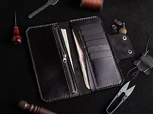 Шкіряне портмоне вміщає два відділи для купюр, 6 відділів для карток та кишеньку для монет на замочку