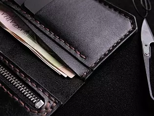 Шкіряне портмоне вміщає два відділи для купюр, 6 відділів для карток та кишеньку для монет на замочку