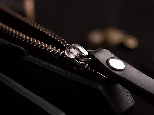 Гаманець шкіряний на рівну купюру дванадцять карток та зовнішній відділ на замочку