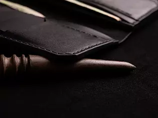 Гаманець шкіряний на рівну купюру дванадцять карток та зовнішній відділ на замочку