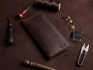 Гаманець на рівну купюру шкіряний вміщає 2 відділи для купюр, карток та кишеню для монет на замочку