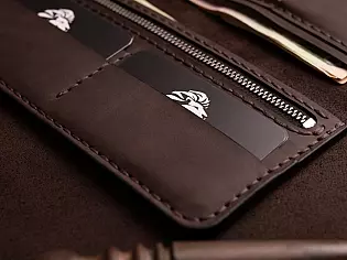 Гаманець на рівну купюру шкіряний вміщає 2 відділи для купюр, карток та кишеню для монет на замочку