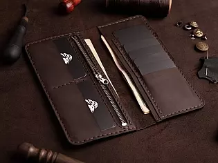 Гаманець на рівну купюру шкіряний вміщає 2 відділи для купюр, карток та кишеню для монет на замочку