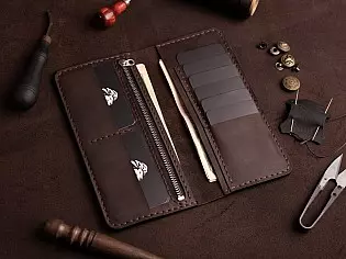 Гаманець на рівну купюру шкіряний вміщає 2 відділи для купюр, карток та кишеню для монет на замочку