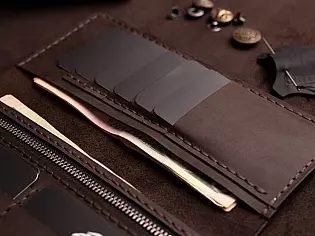 Гаманець на рівну купюру шкіряний вміщає 2 відділи для купюр, карток та кишеню для монет на замочку