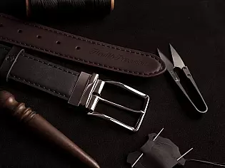 Чоловічий шкіряний ремінь з шкіри рослинного дублення ( Італія ) пряжка з реверсом ( Франція ) одна сторона ременя чорна, протилежна коричнева. Ремінь прошитий вручну по всій довжині