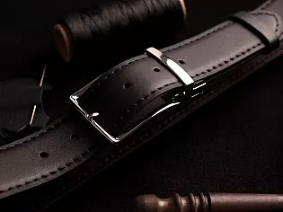 Чоловічий шкіряний ремінь з шкіри рослинного дублення ( Італія ) пряжка з реверсом ( Франція ) одна сторона ременя чорна, протилежна коричнева. Ремінь прошитий вручну по всій довжині