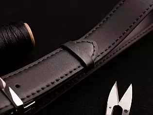 Чоловічий шкіряний ремінь з шкіри рослинного дублення ( Італія ) пряжка з реверсом ( Франція ) одна сторона ременя чорна, протилежна коричнева. Ремінь прошитий вручну по всій довжині