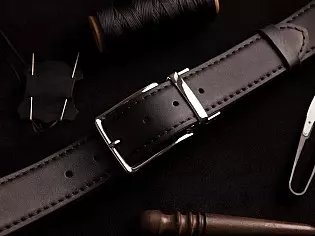 Чоловічий шкіряний ремінь з шкіри рослинного дублення ( Італія ) пряжка з реверсом ( Франція ) одна сторона ременя чорна, протилежна коричнева. Ремінь прошитий вручну по всій довжині