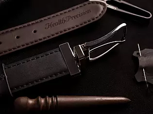 Чоловічий шкіряний ремінь з шкіри рослинного дублення ( Італія ) пряжка з реверсом ( Франція ) одна сторона ременя чорна, протилежна коричнева. Ремінь прошитий вручну по всій довжині