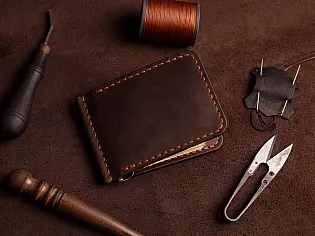 Шкіряний затиск для купюр пошитий з натуральної шкіри вміщає 7 відділів для карток та 2 таємних